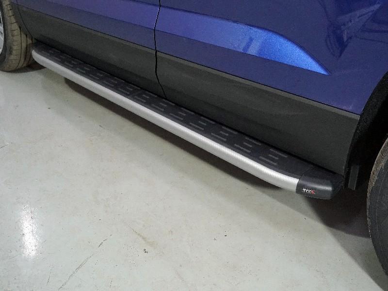 Пороги алюминиевые с пластиковой накладкой (карбон серебро) 1720 мм для автомобиля Skoda Karoq 2020- TCC Тюнинг арт. SKOKAR20-27SL