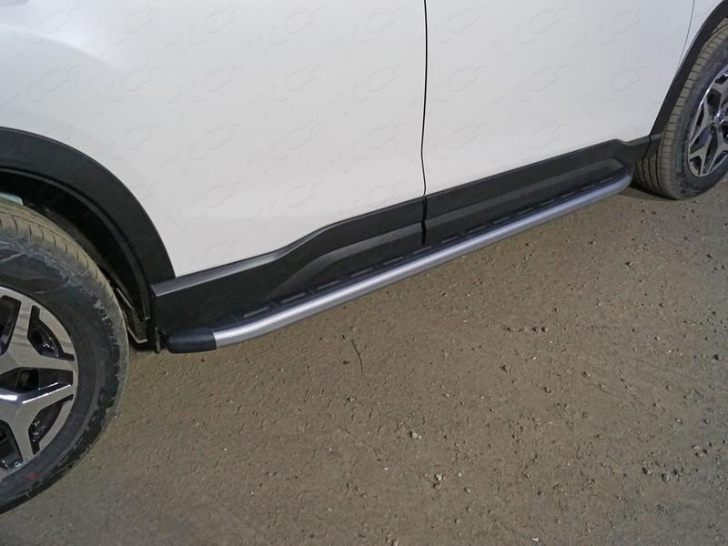 Пороги алюминиевые с пластиковой накладкой (карбон серебро) 1720 мм для автомобиля Subaru Forester (S5) 2018- TCC Тюнинг арт. SUBFOR18-32SL