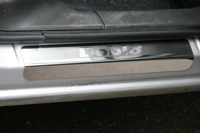 Накладки на внутренние пороги с логотипом на металл для Fiat Doblo 2003, Союз-96 FIDO.31.3133