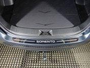 Накладка на задний бампер (лист зеркальный надпись Sorento) для автомобиля Kia Sorento 2012-