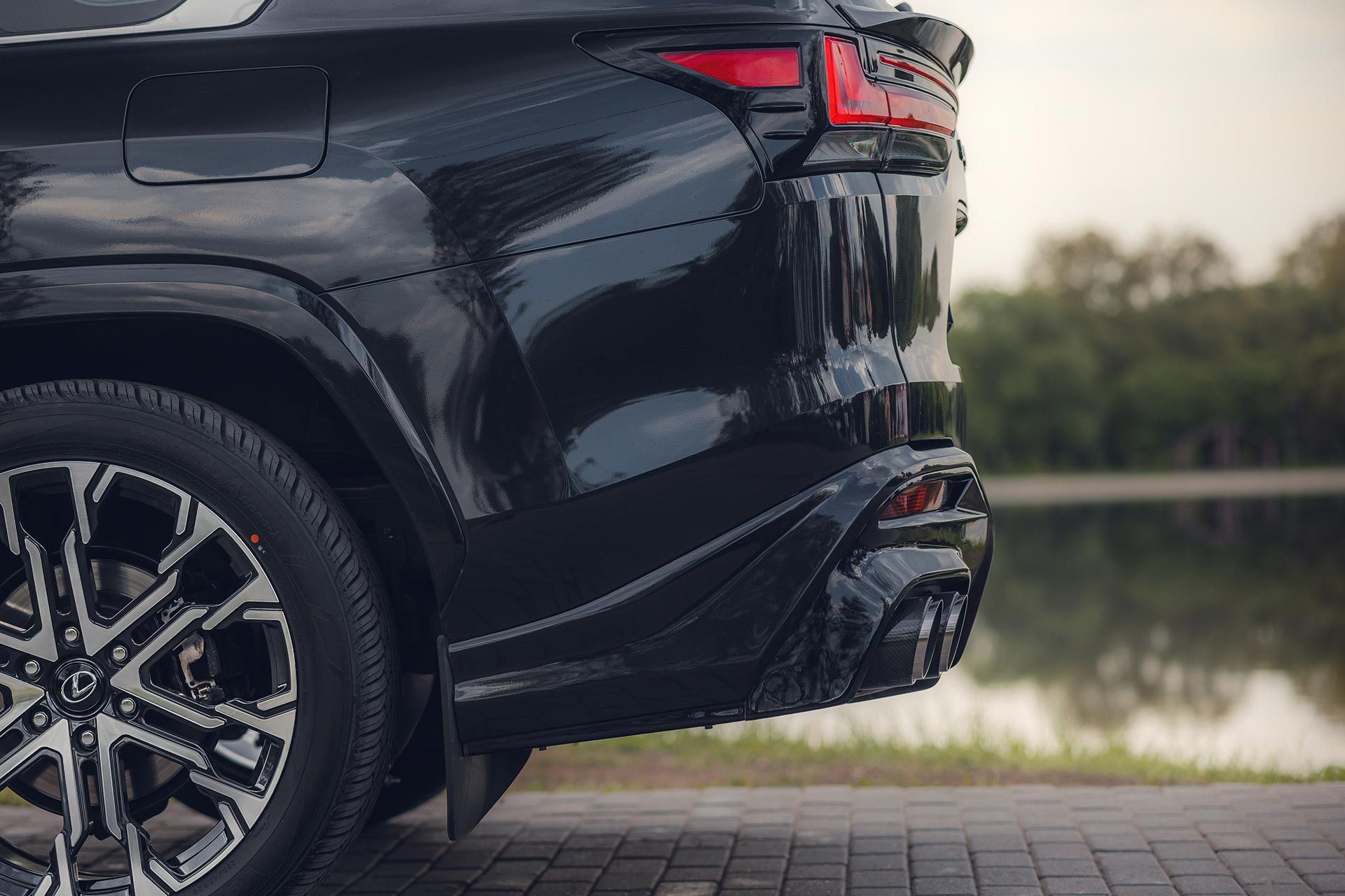 Облицовка заднего бампера в сборе cо сдвоенн кругл насадками для Lexus LX 500d / LX 600 (под покраску) 2022, MTR, арт. MTR-J310-22003