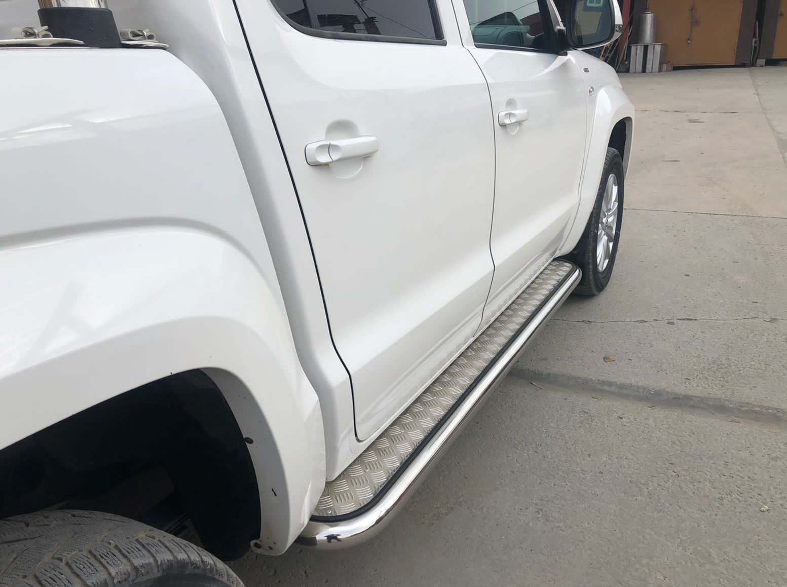 Пороги с накладным листом для автомобиля VOLKSWAGEN Amarok  2009. VWA.09.42, Россия