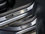 Накладки на пороги (лист зеркальный надпись RIO X) 4шт для автомобиля Kia Rio X 2020 TCC Тюнинг арт. KIARIOX20-07