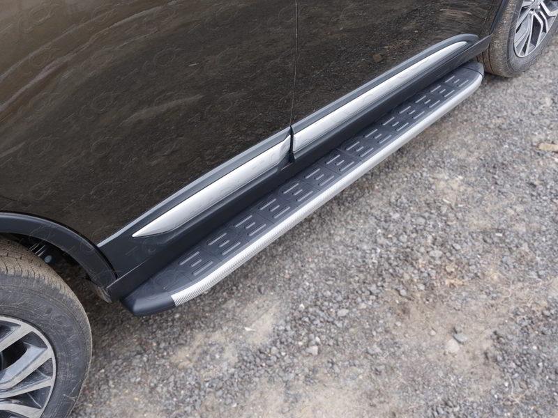 Пороги алюминиевые с пластиковой накладкой (карбон серые) 1720 мм для автомобиля Mitsubishi Outlander 2018- TCC Тюнинг арт. MITOUT18-30GR