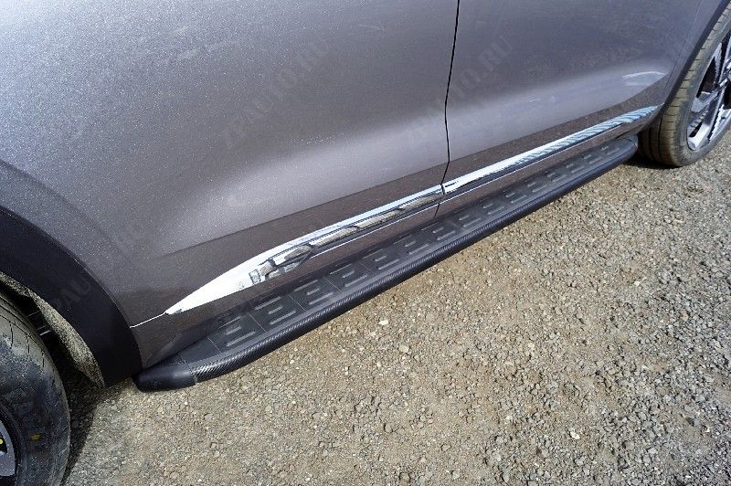 Пороги алюминиевые с пластиковой накладкой (карбон черные) 1820 мм Geely Monjaro 2023- арт. GEELMON23-06BL