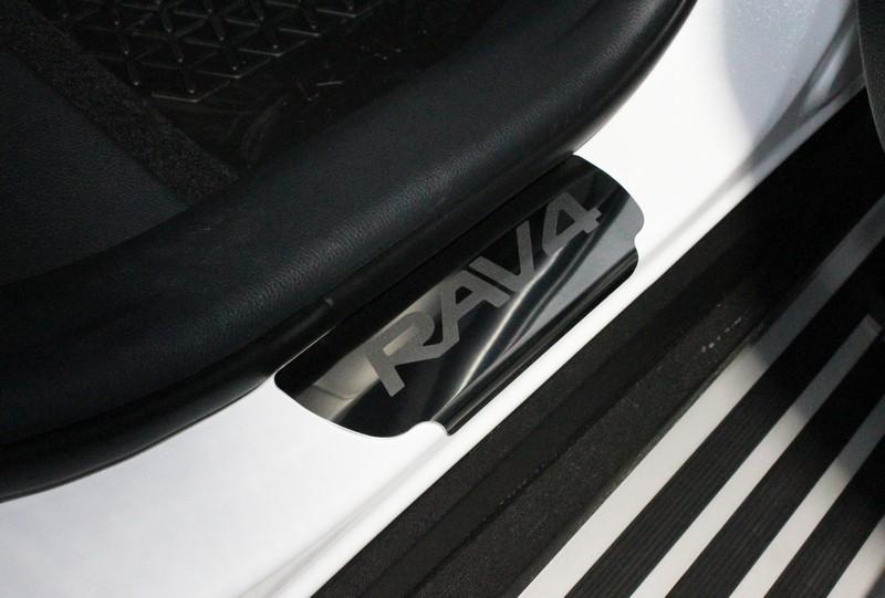 Накладки на пороги (лист зеркальный надпись Toyota) 4 шт для автомобиля Toyota Toyota RAV4 2019 арт. TOYRAV19-07