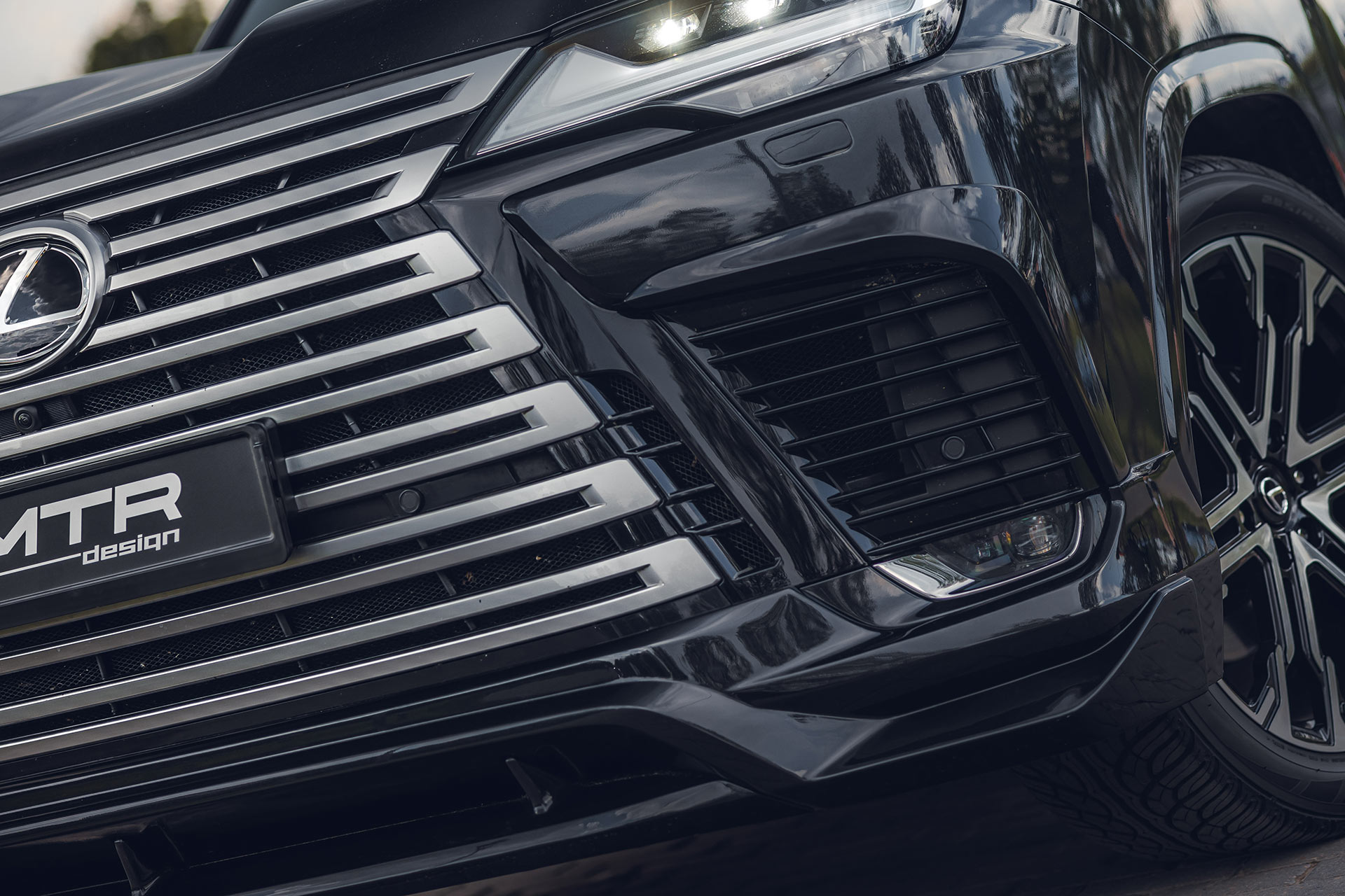 Комплект накладок переднего бампера для Lexus LX 500d / LX 600 (под покраску) 2022, MTR, арт. MTR-J310-22002