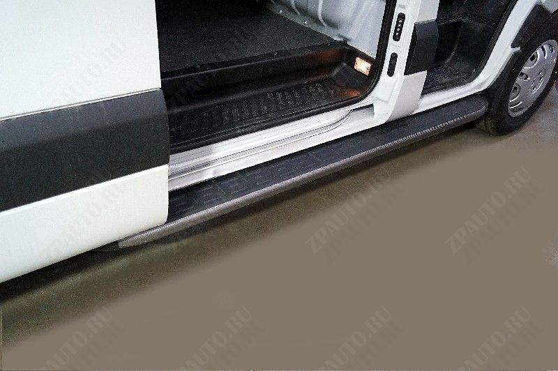 Порог алюминиевый с пластиковой накладкой (карбон серый) 2020 мм (правый) Sollers Atlant (L2H1)2023- арт. SOLAT23-03GR