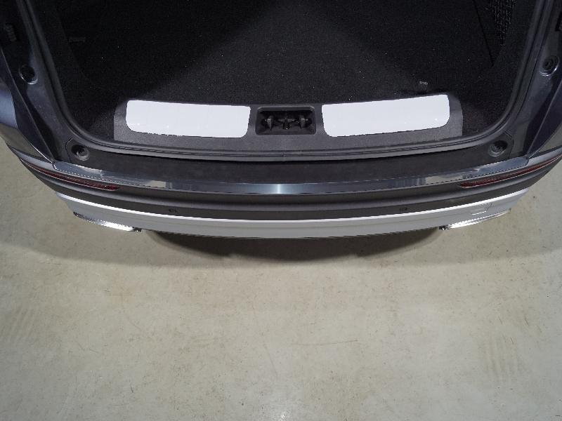 Накладка на задний бампер (лист зеркальный) для автомобиля Geely Atlas PRO 2021- арт. GEELEATLP21-06