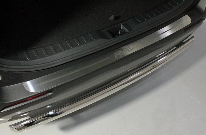 Накладка на задний бампер (лист шлифованный надпись RAV4) для автомобиля Toyota Toyota RAV4 2019 арт. TOYRAV19-12