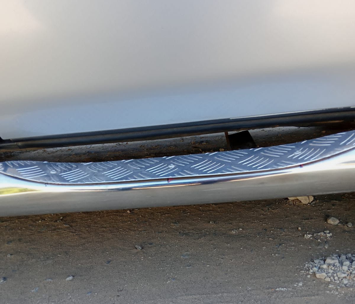 Пороги труба с проступью из алюминиевого рифленого листа для автомобиля SUZUKI Grand Vitara 2013 арт. SGV.13.93-1