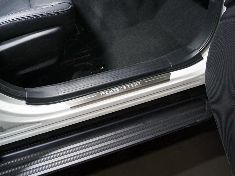 Накладки на пороги (лист шлифованный надпись Forester) 2шт для автомобиля Subaru Forester (S5) 2018-