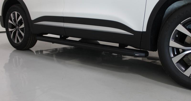 Пороги алюминиевые с пластиковой накладкой (карбон черные) 1720 мм для автомобиля Chery Tiggo 7 PRO 2020 арт. CHERTIG7P20-31BL