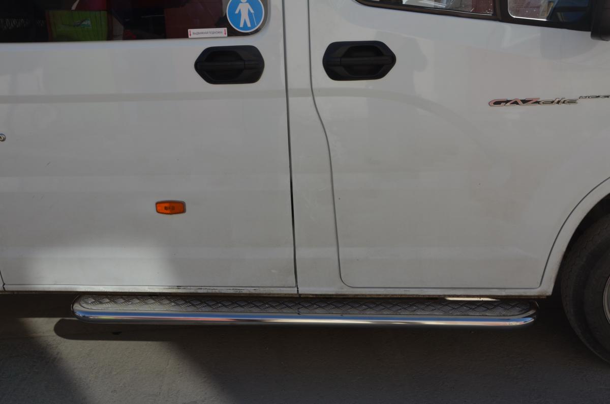 Порог с накладным листом (пассажирская, ширина ступени 170) для автомобиля GAZ ГАЗель Next 2014 арт. GZNXT.14.43-1, Россия