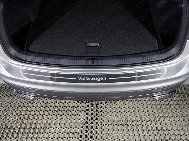 Накладка на задний бампер (лист шлифованный надпись Volkswagen) для автомобиля Volkswagen Tiguan 2017-