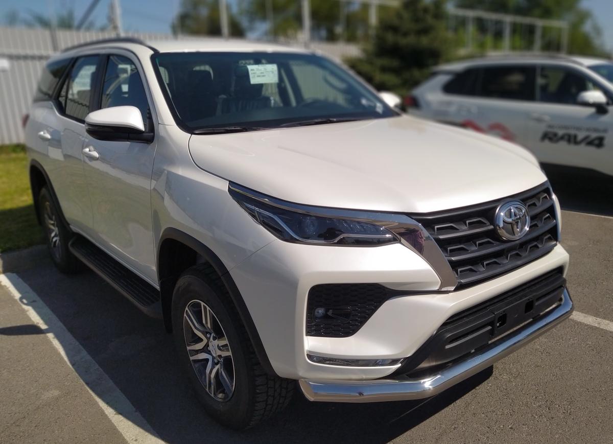 Защита переднего бампера для автомобиля Toyota Fortuner арт. TF.20.02