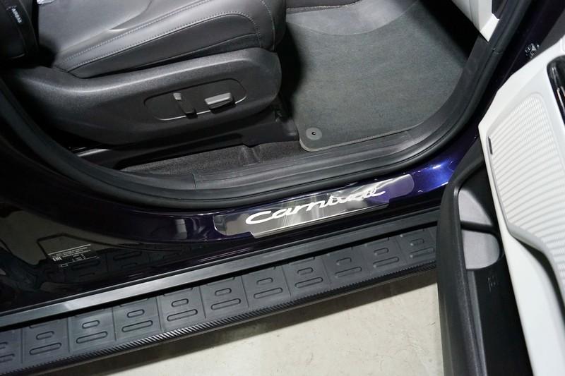 Накладки на пороги передние (лист зеркальный надпись Carnival) 2 шт для автомобиля Kia Carnival (2WD) 2.2D 2021- TCC Тюнинг арт. KIACAR21-03