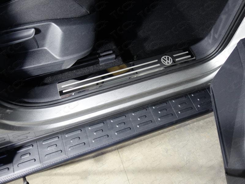Накладки на пластиковые пороги (лист зеркальный логотип VW) 2шт для автомобиля Volkswagen Tiguan 2017-