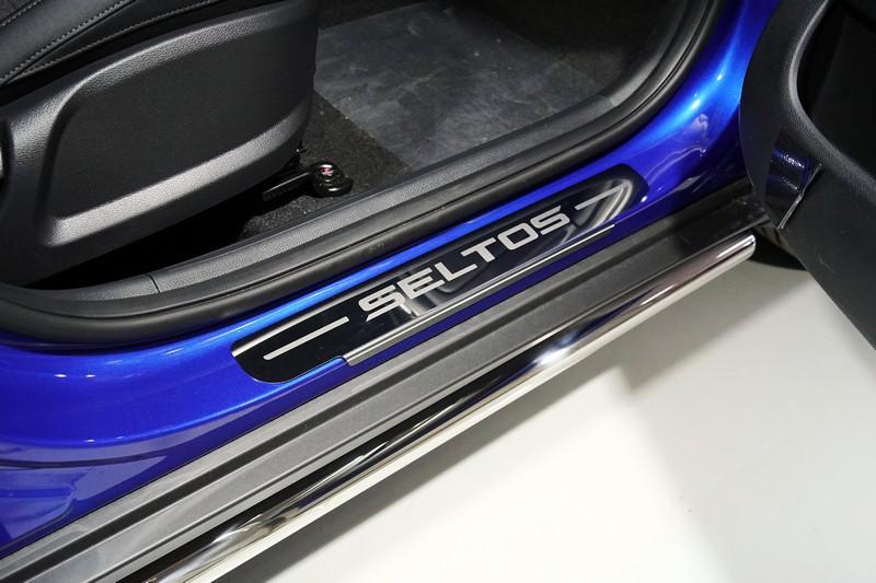 Накладки на пороги (лист зеркальный надпись seltos) 4шт для автомобиля Kia Seltos 2020- TCC Тюнинг арт. KIASELT20-03