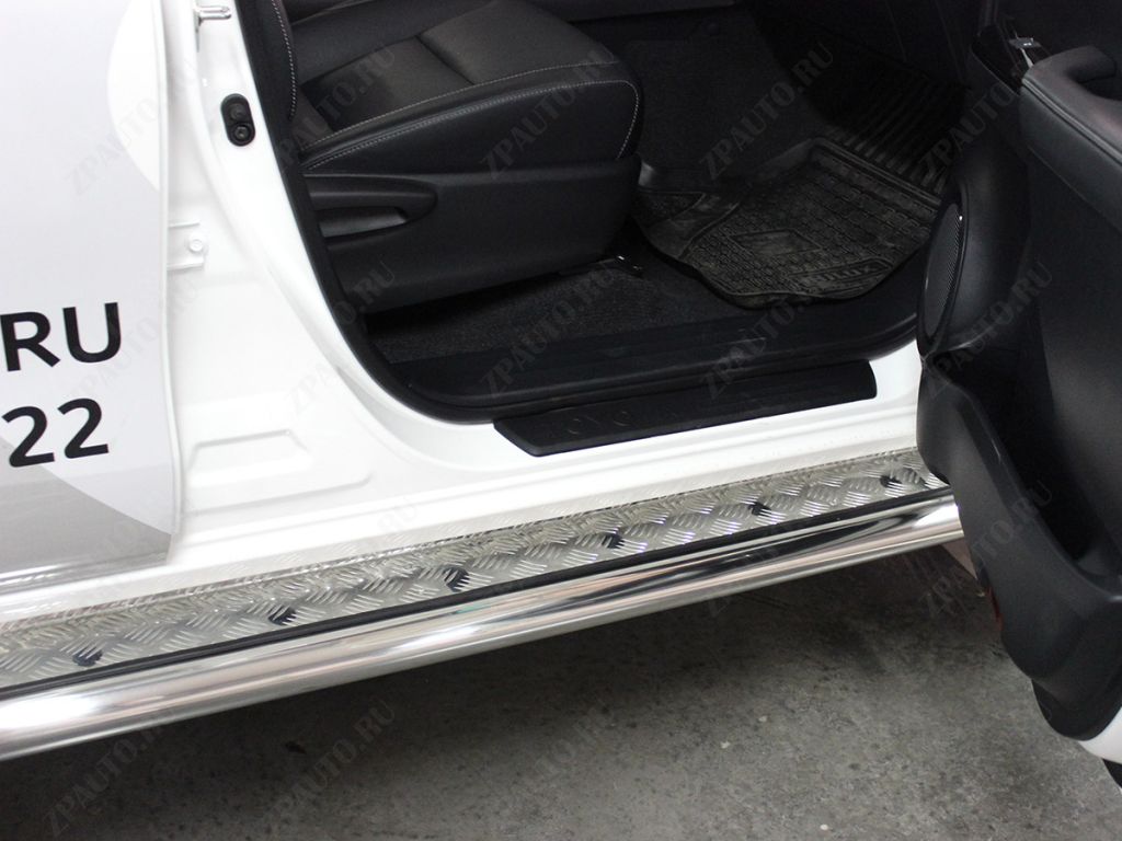 Пороги с листом d-76 для автомобиля Toyota Fortuner 2020-наст.вр., Технотек, арт. TF20_2.2