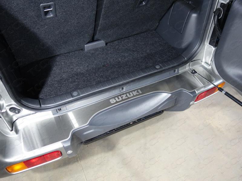 Накладка на задний бампер (лист шлифованный надпись Suzuki) для автомобиля Suzuki Jimny 2012-