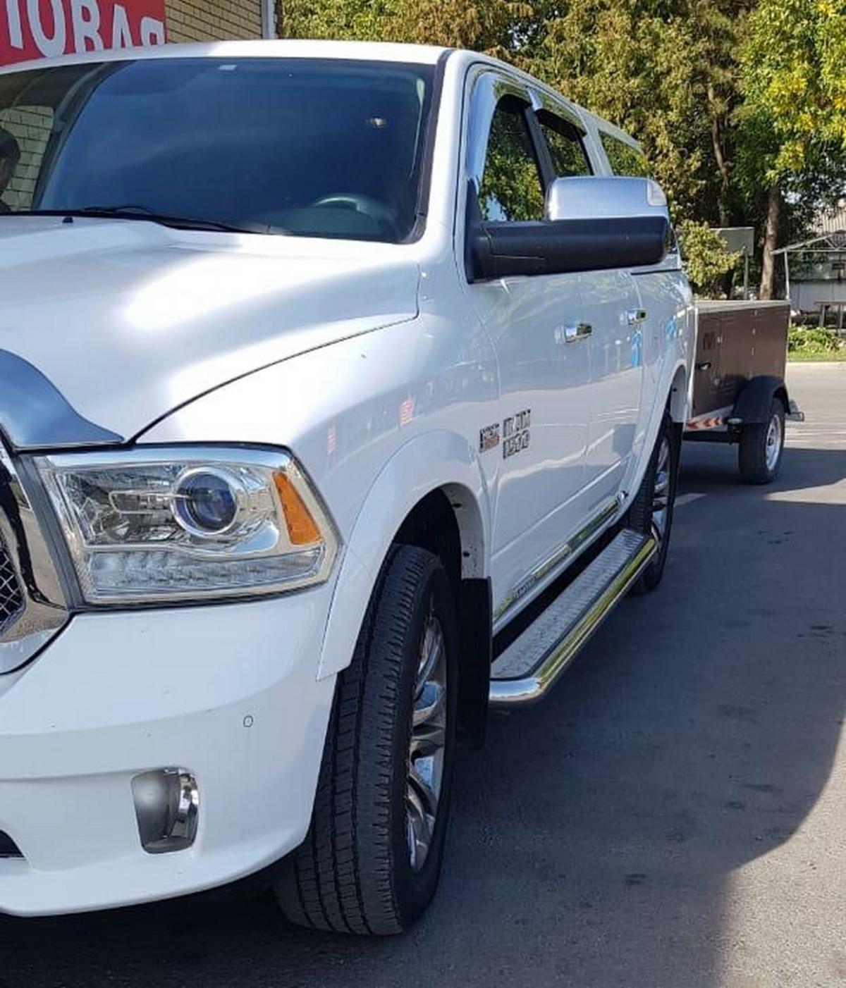 Пороги с накладным листом для автомобиля Dodge RAM арт. DR1500.43