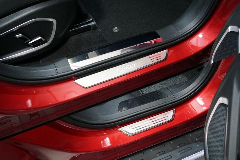 Накладки на пластиковые пороги (лист зеркальный) 4шт для автомобиля Geely Tugella 2020- TCC Тюнинг арт. GEELTUG20-01