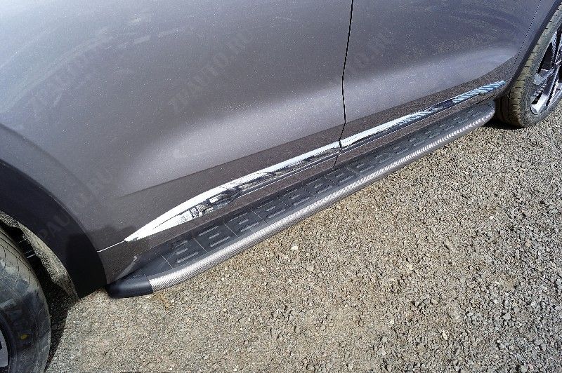 Пороги алюминиевые с пластиковой накладкой (карбон серые) 1820 мм Geely Monjaro 2023- арт. GEELMON23-06GR