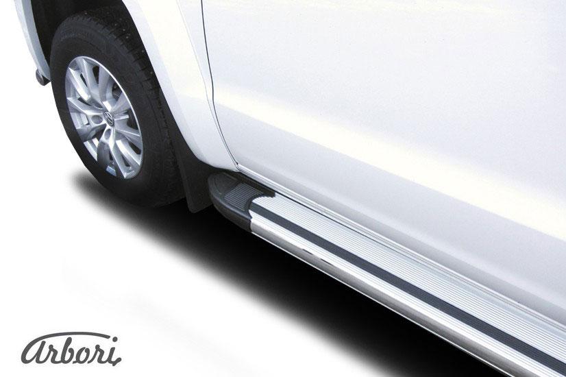 Пороги-подножки алюминиевые Arbori Luxe Silver серебристые на Volkswagen Amarok 2016, артикул AFZDAALVWAM1604, Arbori (Россия)