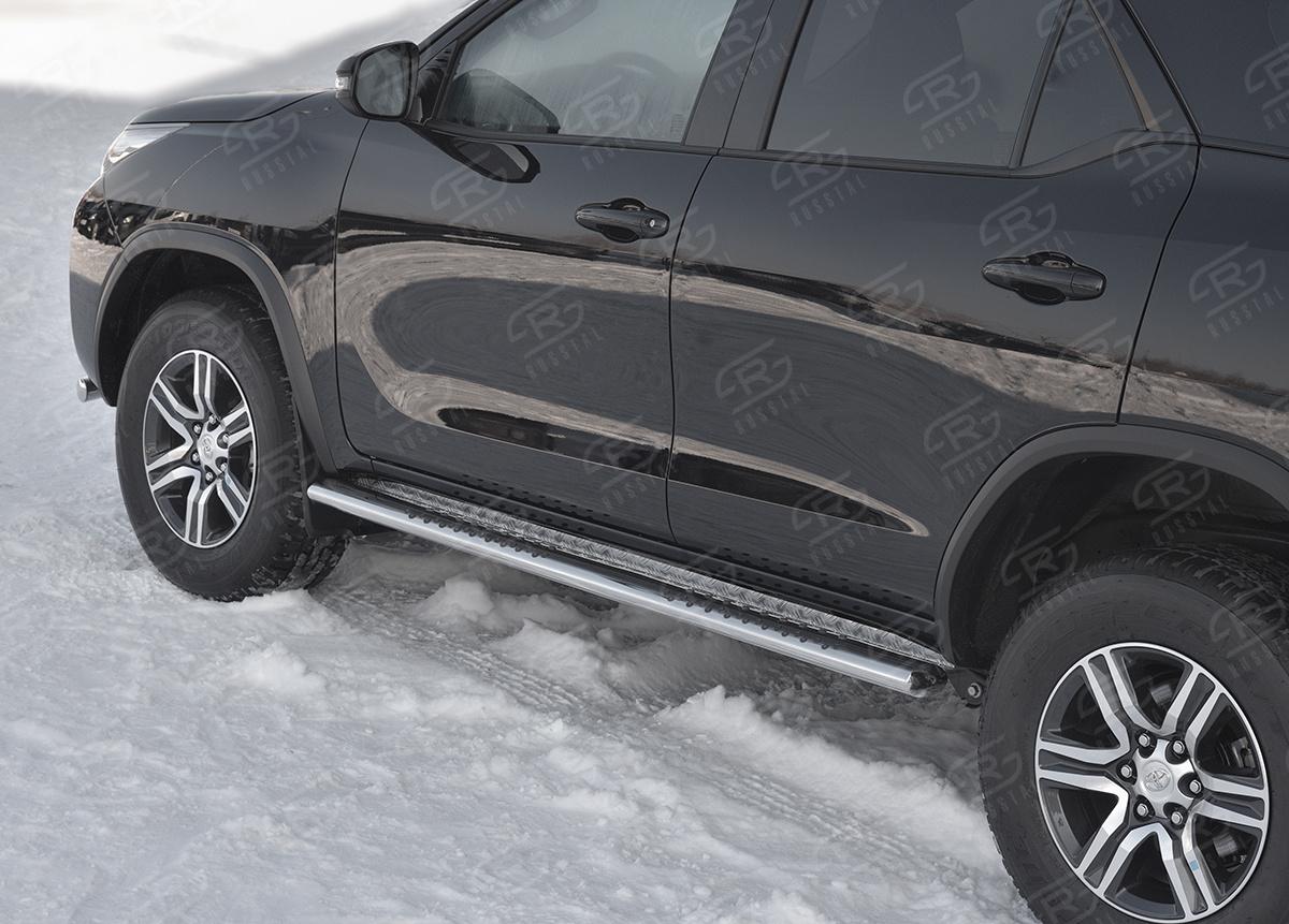 TOYOTA FORTUNER 2020- Пороги труба 120х60 овал с проступью(Лист алюм пыльник) TFRO-003532