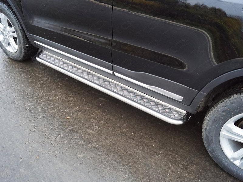 Пороги с площадкой 42,4 мм для автомобиля Geely Atlas PRO 2021- арт. GEELEATL18-29