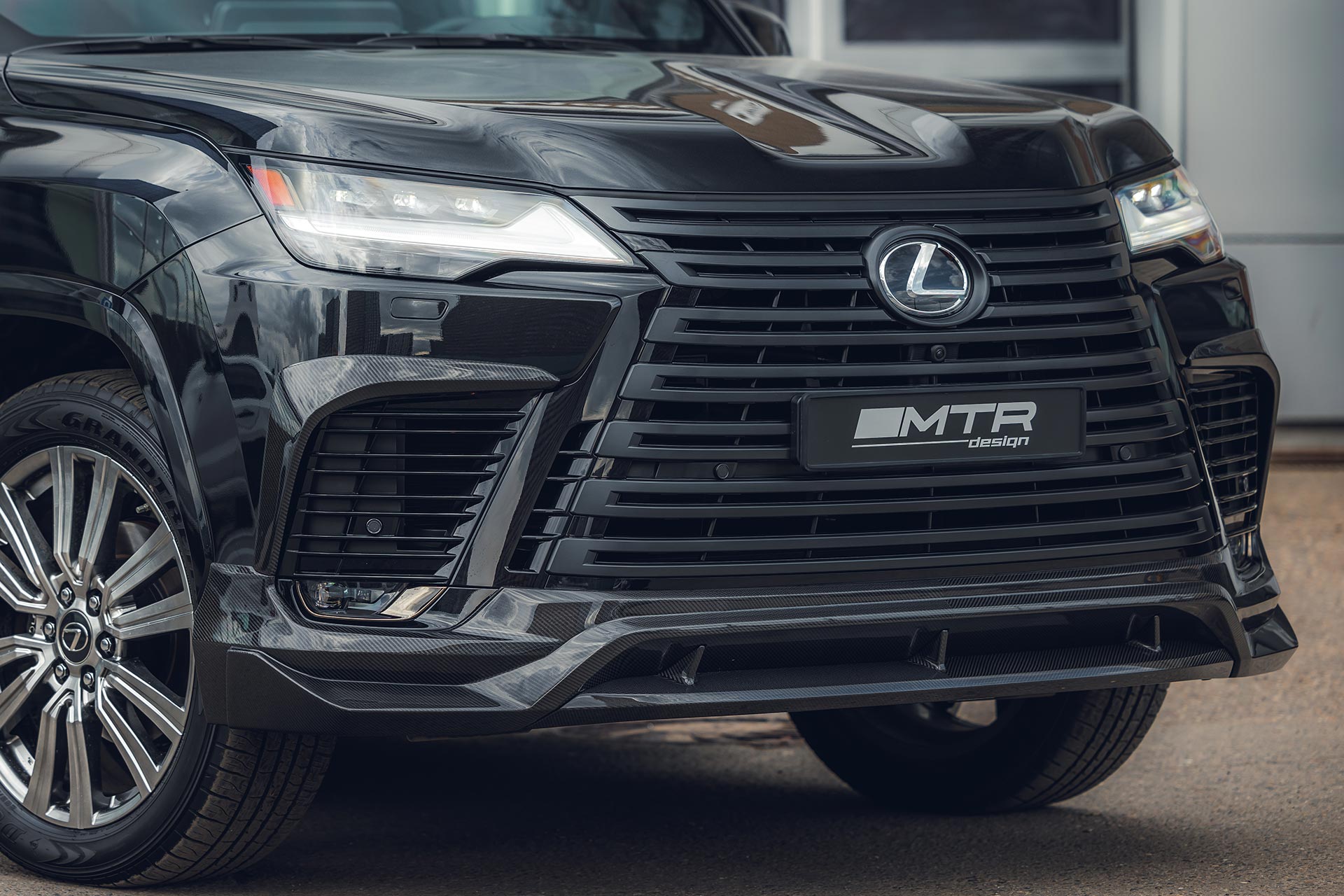 Комплект накладок переднего бампера для Lexus LX 500d / LX 600 (карбон) 2022, MTR, арт. MTR-J310-22002C