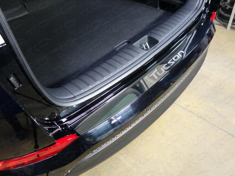 Накладка на задний бампер (лист зеркальный надпись Tucson) для автомобиля Hyundai Tucson 2015-2018