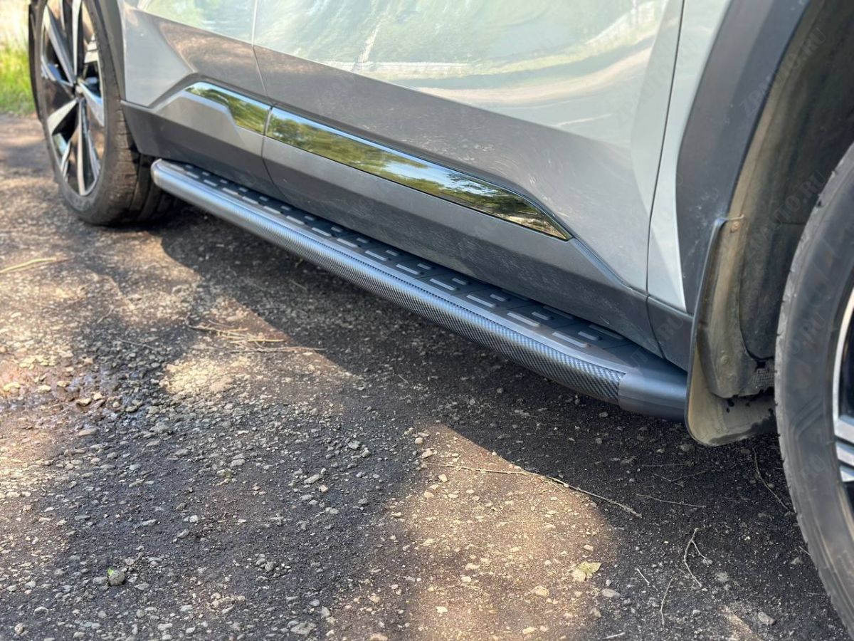 Пороги алюминиевые с пластиковой накладкой (карбон черные) 1820 мм Geely Atlas 2023- арт. GEELEATL23-03BL