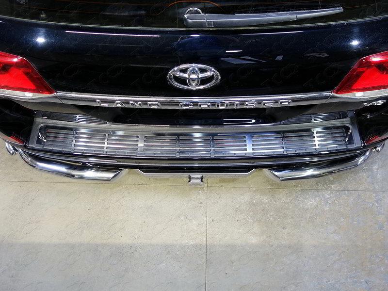 Накладка на задний бампер (лист зеркальный) для автомобиля Toyota Land Cruiser 200 EXCALIBUR 2017-