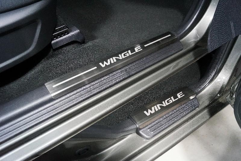 Накладки на пластиковые пороги (лист шлифованный надпись Wingle) 4шт для автомобиля Great Wall Wingle 7 4WD 2.0 TD 2020- TCC Тюнинг арт. GRWALWING720-05