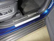 Накладки на пластиковые пороги (лист шлифованный надпись Skoda) 2шт для автомобиля Skoda Kodiaq 2017-