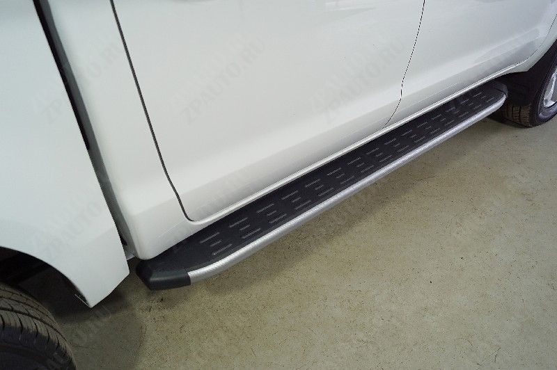 Пороги алюминиевые с пластиковой накладкой (карбон серебро) 1920 мм Sollers ST8 2025- арт. SOLST825-04SL