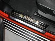 Накладки на пластиковые пороги (лист зеркальный надпись Audi) 4шт для автомобиля Audi Q3 2019- TCC Тюнинг арт. AUDIQ319-06