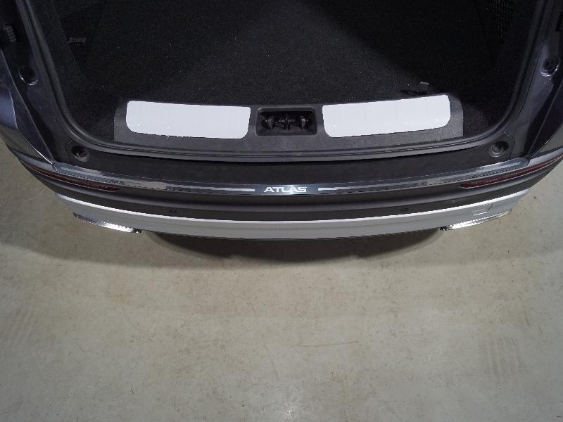 Накладка на задний бампер (лист зеркальный надпись Atlas) для автомобиля Geely Atlas PRO 2021- арт. GEELEATLP21-08