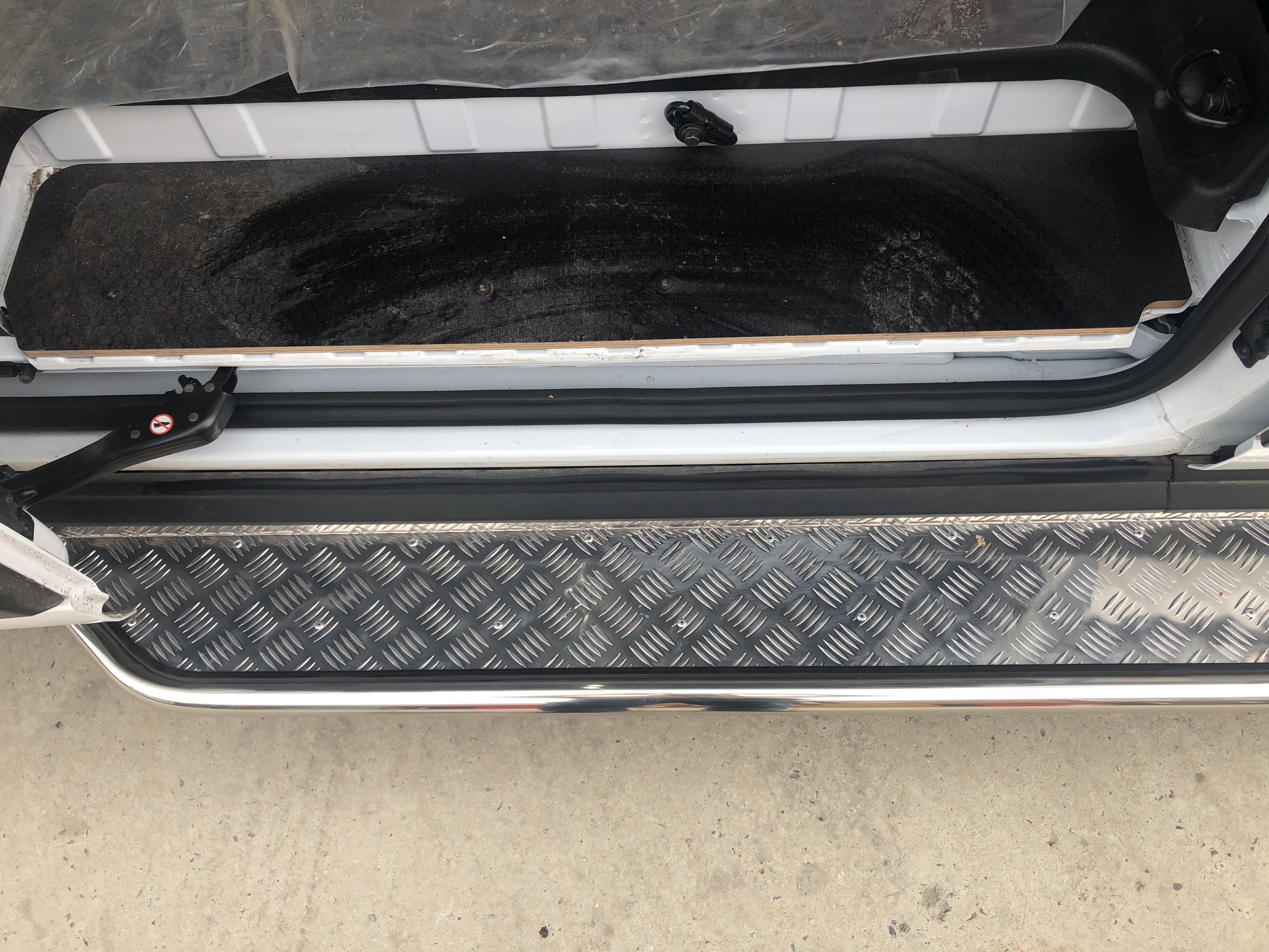 Ступень (длинная база) для автомобиля FORD Transit 2018 (со ступенькой за дверью) арт. FRT.18.14-1