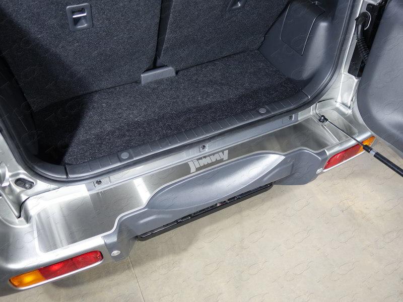 Накладка на задний бампер (лист шлифованный надпись Jimny) для автомобиля Suzuki Jimny 2012-