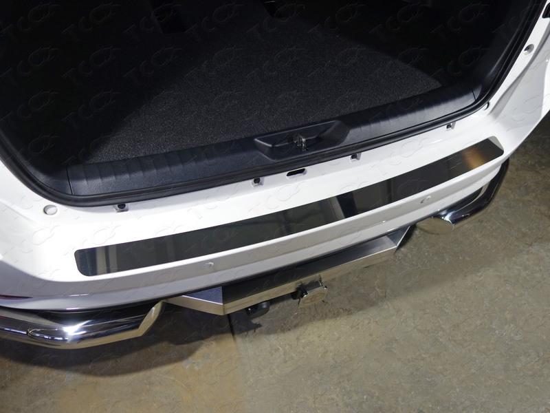 Накладка на задний бампер (лист зеркальный) для автомобиля Toyota Fortuner 2017-