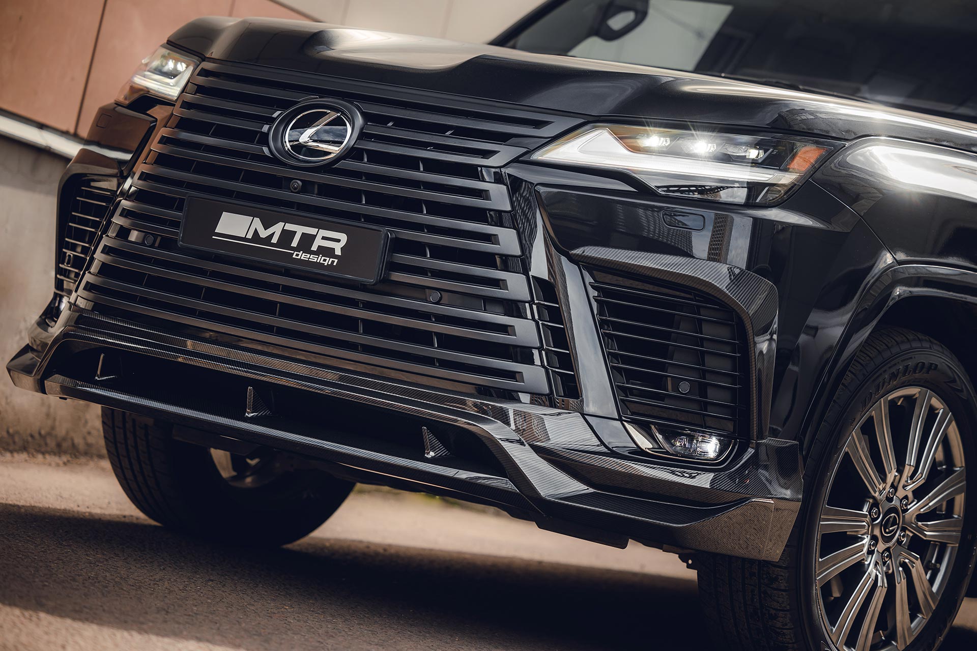Комплект накладок переднего бампера для Lexus LX 500d / LX 600 (карбон) 2022, MTR, арт. MTR-J310-22002C