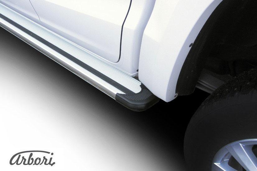 Пороги-подножки алюминиевые Arbori Luxe Silver серебристые на Volkswagen Amarok 2016, артикул AFZDAALVWAM1604, Arbori (Россия)
