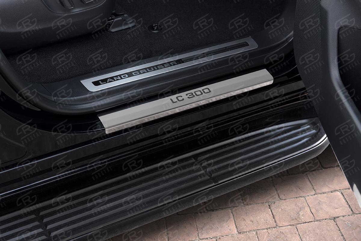 TOYOTA LAND CRUISER 300 70TH ANNIVERSARY 2021- Накладки на пороги RUSSTAL (нерж., шлиф., надпись) TLC30021-03