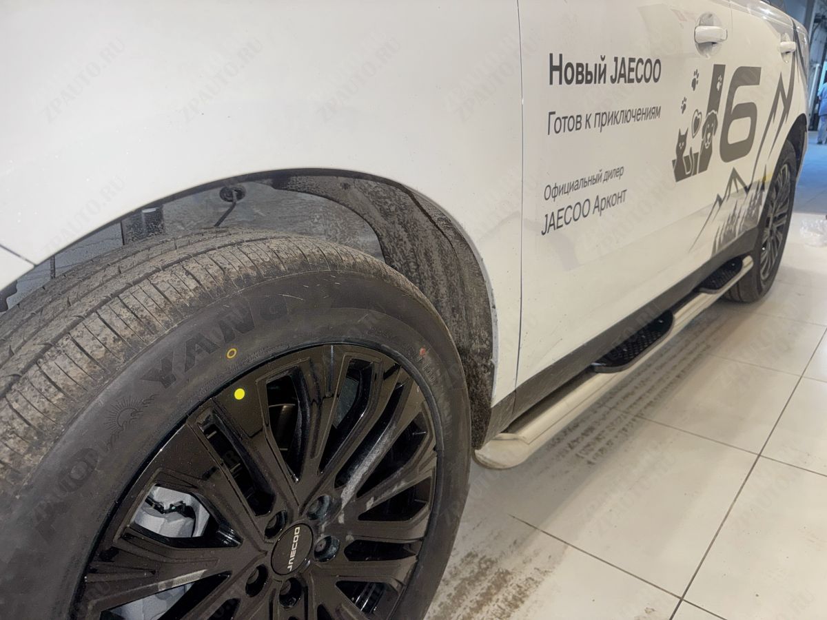 Пороги труба с проступью для автомобиля JAECOO J6 2026 арт. JCO.J6.26.93